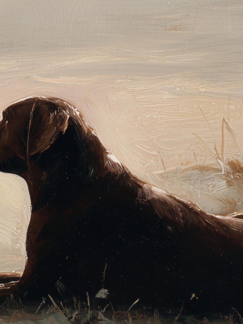 K&ouml;nnte beinhalten: &Ouml;lgem&auml;lde eines schokoladenfarbenen Labrador Retrievers, der in einem Feld liegt. Das dunkelbraune Fell des Hundes steht im Kontrast zum hellbeige- und tanfarbenen Hintergrund. Das Kunstwerk hat einen weichen, impressionistischen Stil.