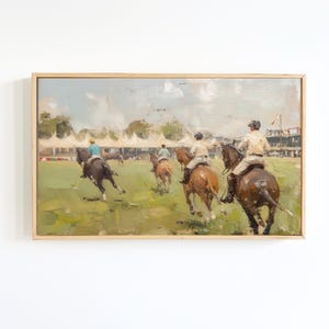 Puede incluir: Una pintura que representa un partido de polo. Cuatro jinetes a caballo están en medio de un partido, con una carpa blanca en el fondo. Los jinetes visten ropa blanca y azul, y los caballos son marrones.