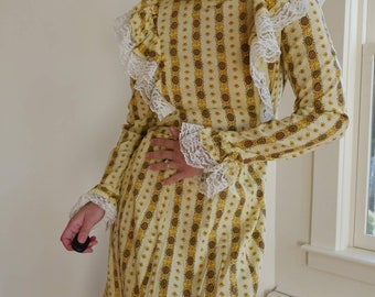 70s vintage dress // cottagecore dress ruffle trim yellow paisley printed large