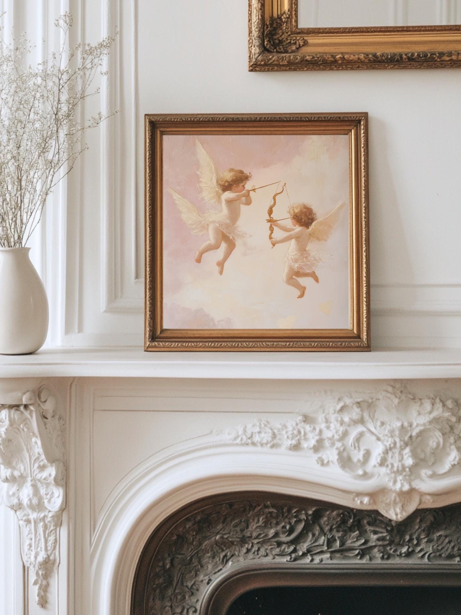 天使のキューピッドのプリント：キューピッドのロココ調絵画、ピンクの