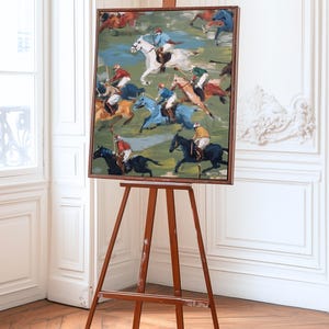 Puede incluir: Una pintura al &oacute;leo sobre un caballete de madera representa un partido de polo con jinetes a caballo. La obra de arte presenta una paleta de colores vibrantes con azules, verdes, rojos y marrones. La pintura est&aacute; enmarcada en madera oscura y se exhibe en una habitaci&oacute;n con paredes blancas y suelo de madera.