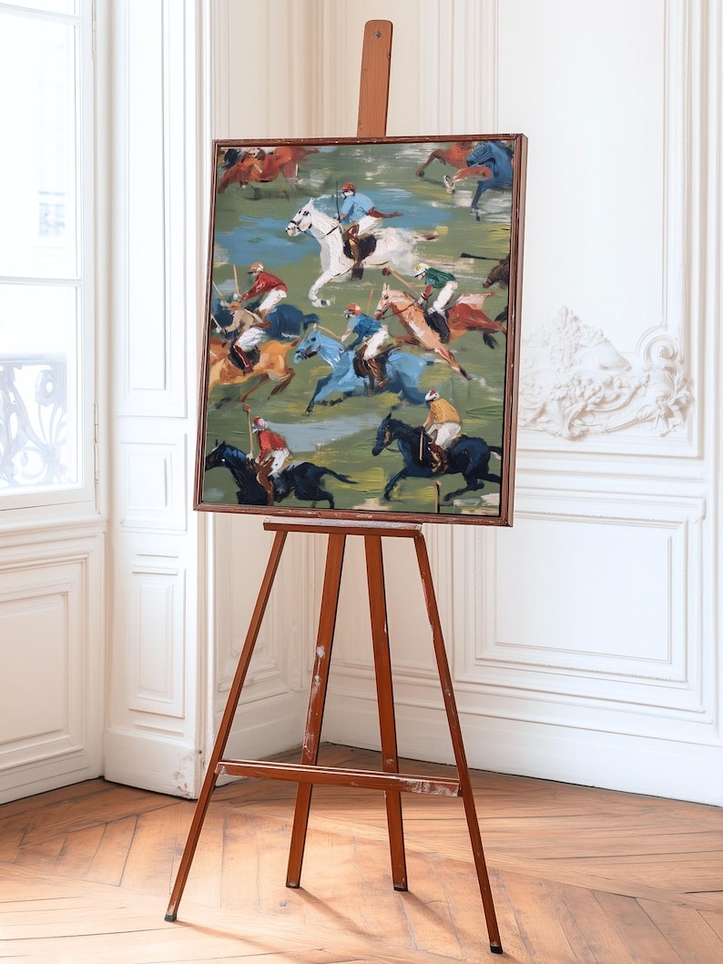 Puede incluir: Una pintura al &oacute;leo sobre un caballete de madera representa un partido de polo con jinetes a caballo. La obra de arte presenta una paleta de colores vibrantes con azules, verdes, rojos y marrones. La pintura est&aacute; enmarcada en madera oscura y se exhibe en una habitaci&oacute;n con paredes blancas y suelo de madera.