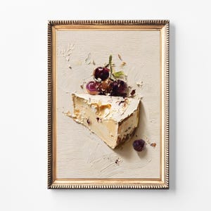 Könnte beinhalten: Ölgemälde eines Käseschnitts mit Trauben, vor einem strukturierten, cremefarbenen Hintergrund. Das Gemälde ist in einem goldfarbenen, verzierten Rahmen gerahmt. Das Kunstwerk erinnert an ein Stillleben.