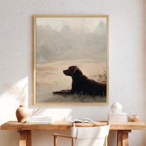 K&ouml;nnte beinhalten: Ein gerahmter Druck mit einem braunen Hund, der in einem Feld liegt. Das Kunstwerk hat eine Vintage-&Auml;sthetik mit weichen, ged&auml;mpften Farben in Braun, Beige und Grau. Der Hund ist der Mittelpunkt, vor einem verschwommenen, atmosph&auml;rischen Hintergrund.