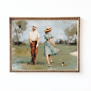 Puede incluir: Una pintura al óleo representa a un hombre y una mujer jugando al golf en un campo verde. El hombre viste camisa blanca, pantalón marrón y sombrero blanco. La mujer lleva un vestido azul y un sombrero de paja. La pintura está en un marco dorado ornamentado.
