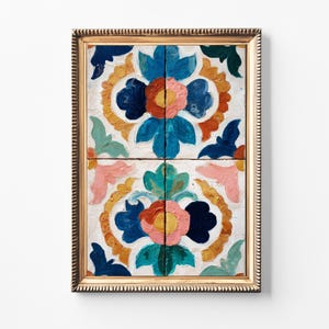 Puede incluir: Una obra de arte enmarcada con cuatro baldosas cuadradas con un diseño floral. Las flores están pintadas en tonos de azul, naranja, rosa y verde sobre un fondo blanco. El marco es dorado.