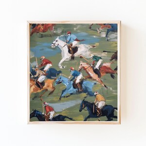 Puede incluir: Una impresi&oacute;n art&iacute;stica enmarcada que representa un partido de polo. La pintura presenta varios caballos y jinetes en acci&oacute;n, con un fondo verde y azul. Los jinetes visten uniformes coloridos, y los caballos son de varios colores.