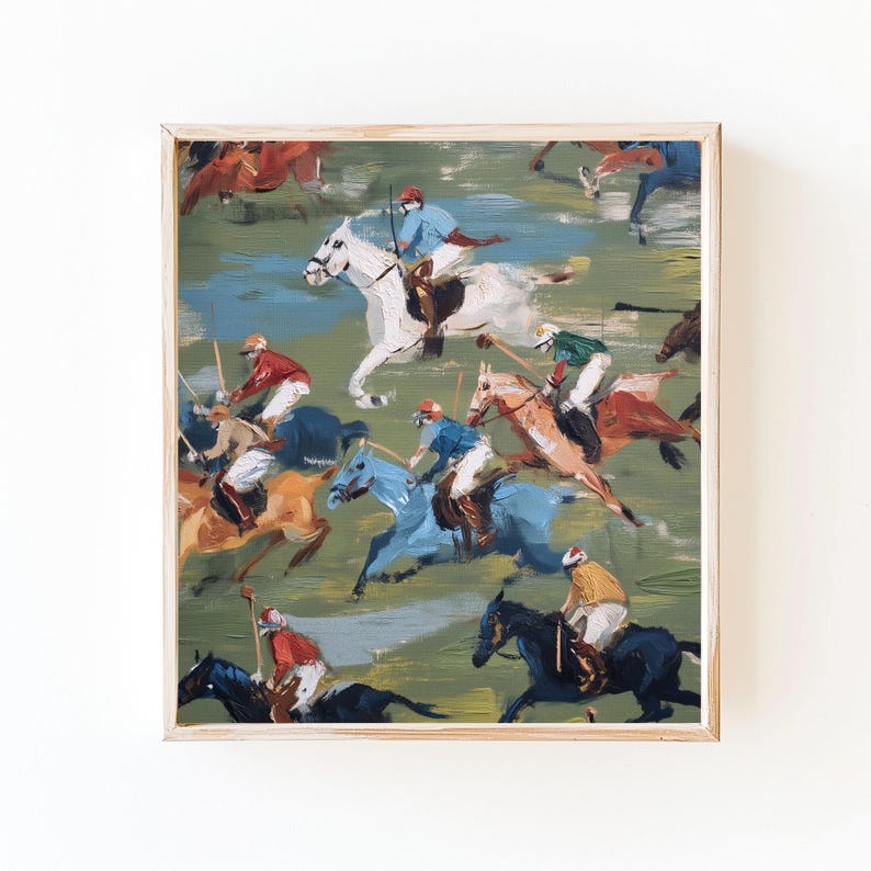 Puede incluir: Una impresi&oacute;n art&iacute;stica enmarcada que representa un partido de polo. La pintura presenta varios caballos y jinetes en acci&oacute;n, con un fondo verde y azul. Los jinetes visten uniformes coloridos, y los caballos son de varios colores.