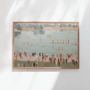 Peut inclure: Peinture encadrée représentant un paysage aquatique avec des bateaux d'aviron et une foule. L'œuvre présente un lac bleu clair, des arbres verts et des personnages de différentes couleurs. Le tableau est dans un cadre en bois.