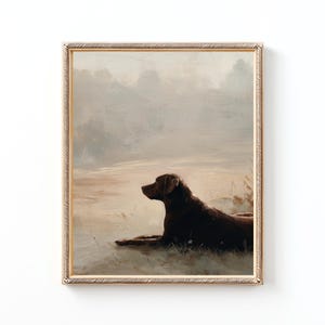 K&ouml;nnte beinhalten: Gerahmtes Gem&auml;lde im Vintage-Stil, das einen braunen Hund zeigt, der liegt und nach links blickt. Das Kunstwerk verwendet ged&auml;mpfte Farben und hat einen goldfarbenen Rahmen. Der Hintergrund deutet auf eine neblige Landschaft hin.