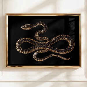 Puede incluir: Una pieza de arte mural enmarcada que presenta un fondo negro con una ilustración detallada de una serpiente. La serpiente está representada en un color dorado metálico con un patrón texturizado y moteado en su cuerpo, enroscada en forma de ocho.