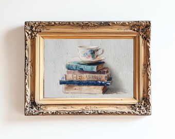 Può includere: Un dipinto a olio in una cornice dorata ornata raffigurante una pila di quattro libri con copertina rigida sormontati da una tazza da tè e un piattino floreali. I libri sono dipinti in tonalità blu, marrone e crema su sfondo testurizzato.