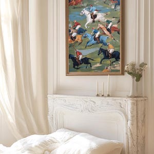 Puede incluir: Un cuadro enmarcado que representa una carrera de caballos con jinetes de colores. La obra de arte est&aacute; en un marco dorado y cuelga sobre una chimenea de m&aacute;rmol blanco. La habitaci&oacute;n cuenta con una cama con ropa de cama blanca y cortinas transparentes.