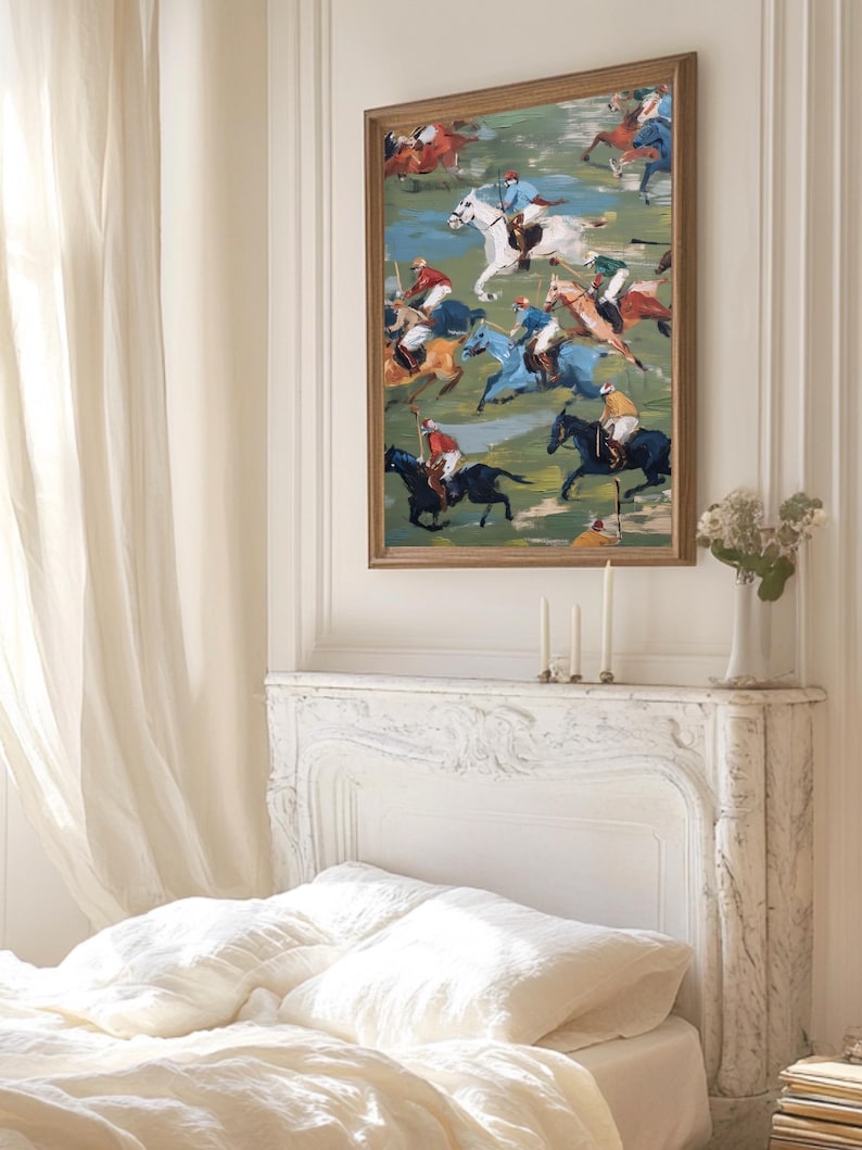 Puede incluir: Un cuadro enmarcado que representa una carrera de caballos con jinetes de colores. La obra de arte est&aacute; en un marco dorado y cuelga sobre una chimenea de m&aacute;rmol blanco. La habitaci&oacute;n cuenta con una cama con ropa de cama blanca y cortinas transparentes.