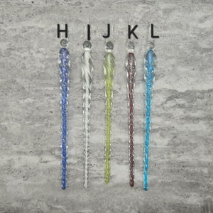 以下が含まれることがあります： 異なる色のガラス製のディップペンが5本。ペンにはH、I、J、K、Lのラベルが貼られています。ペンはすべて約30cmの長さです。
