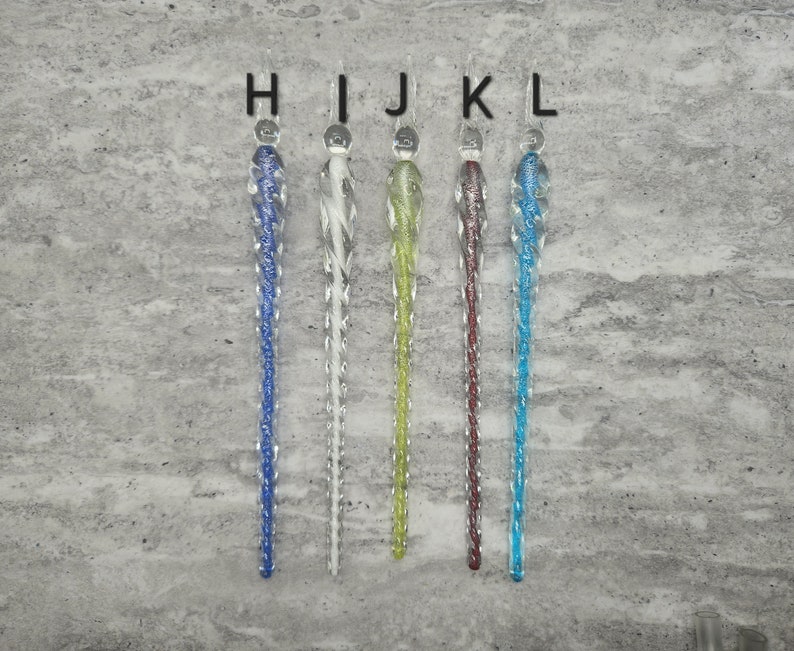 以下が含まれることがあります： 異なる色のガラス製のディップペンが5本。ペンにはH、I、J、K、Lのラベルが貼られています。ペンはすべて約30cmの長さです。