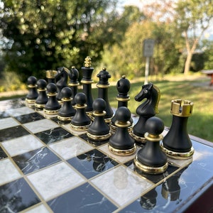 Juegos de tablero de ajedrez con estampado de mármol y madera Vip personalizados con piezas de ajedrez clásicas de lujo en blanco y negro, juego de ajedrez hecho a mano