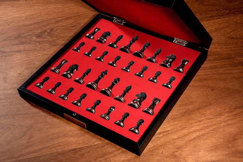 Set di scacchi modellato in marmo personalizzato Vip, set di scacchi in metallo per adulti, scacchiera, pezzi degli scacchi in metallo, set di scacchi fatto a mano immagine 10