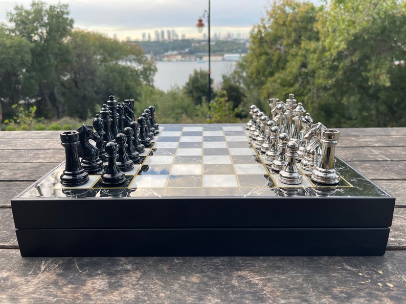 Vip Pas houten schaakspel met marmerpatroon aan, schaakbordsets met metalen zwart-zilveren schaakstukken, schaakset handgemaakt afbeelding 8