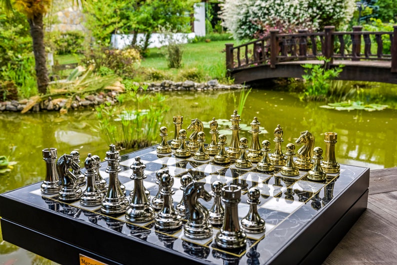 Set di scacchi modellato in marmo personalizzato Vip, set di scacchi in metallo per adulti, scacchiera, pezzi degli scacchi in metallo, set di scacchi fatto a mano immagine 8