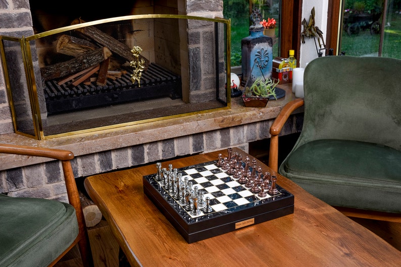 Set di scacchi modellato in marmo personalizzato Vip, set di scacchi in metallo per adulti, scacchiera, pezzi degli scacchi in metallo, set di scacchi fatto a mano immagine 4