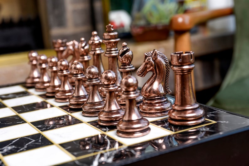Set di scacchi modellato in marmo personalizzato Vip, set di scacchi in metallo per adulti, scacchiera, pezzi degli scacchi in metallo, set di scacchi fatto a mano immagine 5
