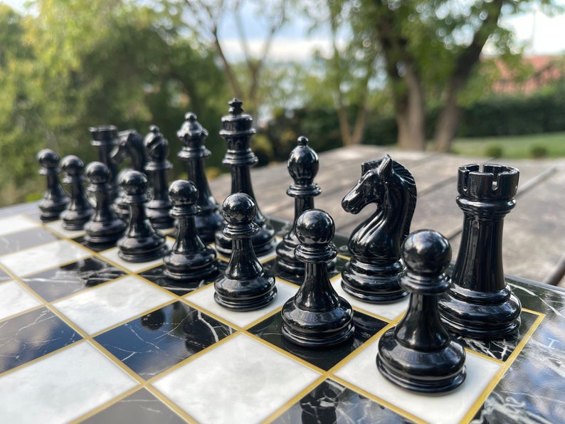 Vip Pas houten schaakspel met marmerpatroon aan, schaakbordsets met metalen zwart-zilveren schaakstukken, schaakset handgemaakt afbeelding 3