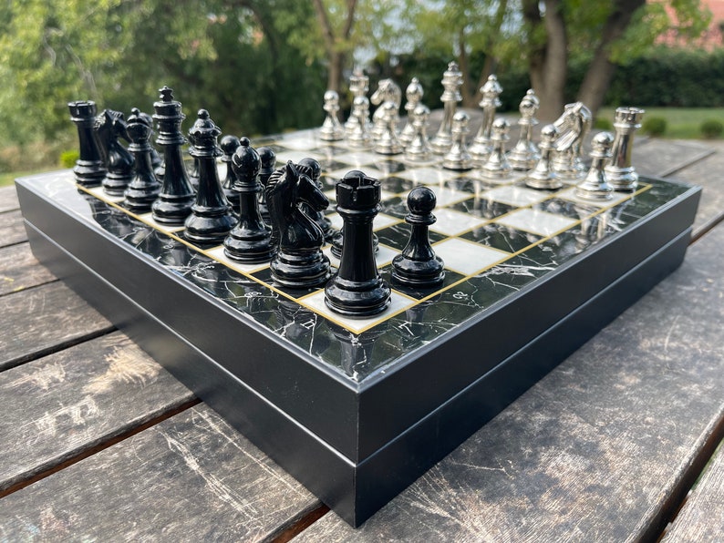 Vip Pas houten schaakspel met marmerpatroon aan, schaakbordsets met metalen zwart-zilveren schaakstukken, schaakset handgemaakt Black-Silver Pieces