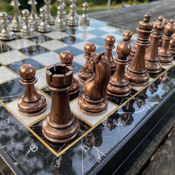 Set di scacchi modellato in marmo personalizzato Vip, set di scacchi in metallo per adulti, scacchiera, pezzi degli scacchi in metallo, set di scacchi fatto a mano