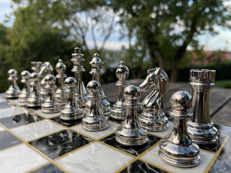 Vip Pas houten schaakspel met marmerpatroon aan, schaakbordsets met metalen zwart-zilveren schaakstukken, schaakset handgemaakt afbeelding 4