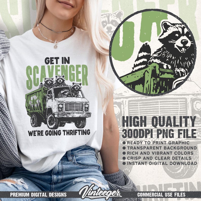 Puede incluir: Camiseta blanca con un gr&aacute;fico de mapaches en un cami&oacute;n con el texto "GET IN SCAVENGER WE'RE GOING THRIFTING". Un gr&aacute;fico circular de un mapache est&aacute; a la derecha. La imagen tambi&eacute;n incluye el texto "HIGH QUALITY 300DPI PNG FILE".