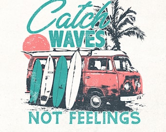 Pegue ondas, não sentimentos PNG | Design de camisa de verão retrô | Camisa de praia engraçada PNG | Van retrô com pranchas de surfe | Design de verão vintage