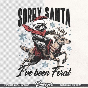 PNG di Natale retrò – Divertente procione con cappello di Babbo Natale Grafica per t-shirt e decorazioni – Design natalizio per sublimazione e DTG immagine 6