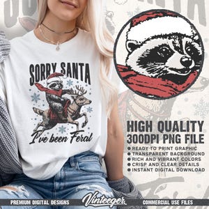 PNG di Natale retrò – Divertente procione con cappello di Babbo Natale Grafica per t-shirt e decorazioni – Design natalizio per sublimazione e DTG immagine 2