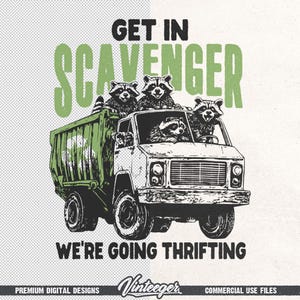 Puede incluir: Ilustraci&oacute;n en blanco y negro de mapaches en un cami&oacute;n con el texto "GET IN SCAVENGER WE'RE GOING THRIFTING". El cami&oacute;n tiene un contenedor de basura verde en la parte trasera.