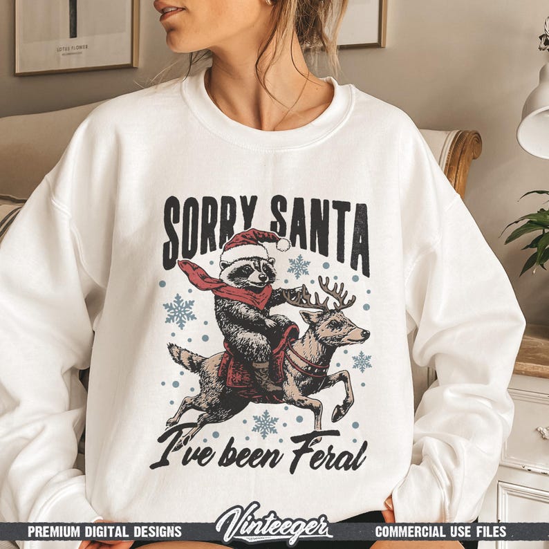 PNG di Natale retrò – Divertente procione con cappello di Babbo Natale Grafica per t-shirt e decorazioni – Design natalizio per sublimazione e DTG immagine 5