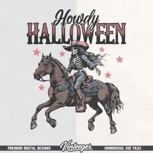 Op de afbeelding: Vintage illustratie van een skelet-cowgirl op een bruin paard. Het skelet draagt een cowboyhoed en blauwe kleding. De woorden "Howdy Halloween" staan boven het paard, met roze sterren. De afbeelding heeft een verweerde, getextureerde uitstraling.