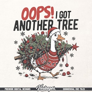 Puede incluir: Ilustración de un ganso con gorro de Papá Noel y un suéter rojo, llevando un árbol de Navidad. El texto dice: "OOPS! I GOT ANOTHER TREE." Copos de nieve y adornos rodean al ganso. Diseño gráfico digital.