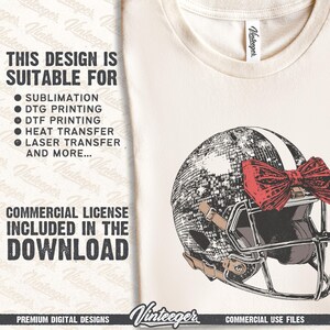 Puede incluir: Camiseta de color crema con un dise&ntilde;o de casco de f&uacute;tbol. El casco es un dise&ntilde;o de bola de discoteca con un lazo rojo. El texto de la camiseta dice "THIS DESIGN IS SUITABLE FOR" y enumera los m&eacute;todos de impresi&oacute;n. Tambi&eacute;n son visibles las palabras "COMMERCIAL LICENSE INCLUDED IN THE DOWNLOAD".
