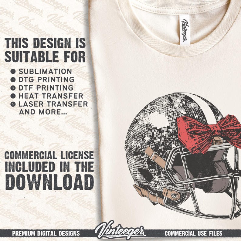Puede incluir: Camiseta de color crema con un dise&ntilde;o de casco de f&uacute;tbol. El casco es un dise&ntilde;o de bola de discoteca con un lazo rojo. El texto de la camiseta dice "THIS DESIGN IS SUITABLE FOR" y enumera los m&eacute;todos de impresi&oacute;n. Tambi&eacute;n son visibles las palabras "COMMERCIAL LICENSE INCLUDED IN THE DOWNLOAD".