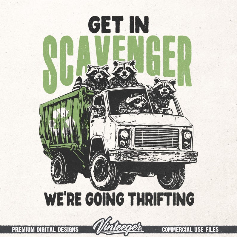 Puede incluir: Ilustraci&oacute;n de mapaches en un cami&oacute;n blanco con un contenedor verde. El texto dice "GET IN SCAVENGER WE'RE GOING THRIFTING". La imagen tiene un estilo vintage y desgastado.
