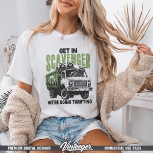 Puede incluir: Camiseta blanca con un dise&ntilde;o gr&aacute;fico verde y negro de un cami&oacute;n lleno de mapaches. El texto en la camiseta dice "GET IN SCAVENGER WE'RE GOING THRIFTING". Parte de una colecci&oacute;n de dise&ntilde;os digitales.