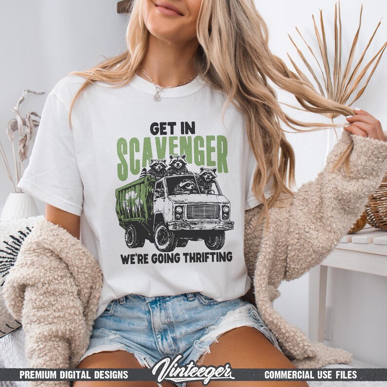 Puede incluir: Camiseta blanca con un dise&ntilde;o gr&aacute;fico verde y negro de un cami&oacute;n lleno de mapaches. El texto en la camiseta dice "GET IN SCAVENGER WE'RE GOING THRIFTING". Parte de una colecci&oacute;n de dise&ntilde;os digitales.