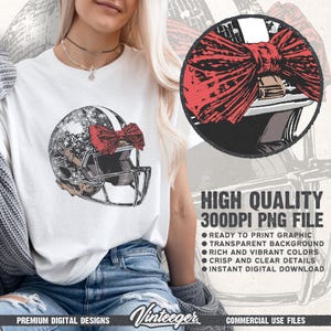 Puede incluir: Camiseta blanca con un casco de f&uacute;tbol americano con un lazo rojo. El casco tiene un dise&ntilde;o en blanco y negro. Tambi&eacute;n se incluye el texto "HIGH QUALITY 300DPI PNG FILE".