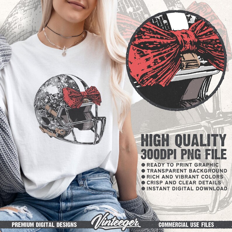 Puede incluir: Camiseta blanca con un casco de f&uacute;tbol americano con un lazo rojo. El casco tiene un dise&ntilde;o en blanco y negro. Tambi&eacute;n se incluye el texto "HIGH QUALITY 300DPI PNG FILE".