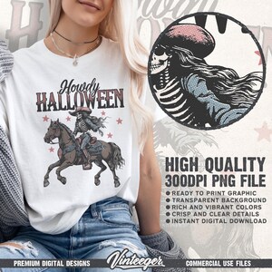 Op de afbeelding: Wit T-shirt met een Halloween-afbeelding. Het ontwerp toont een skelet op een paard, de woorden "Howdy Halloween" en sterren. De afbeelding bevat ook de tekst "High Quality 300DPI PNG File".