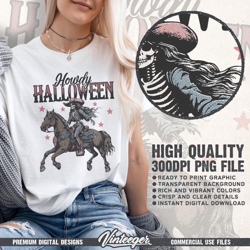 Op de afbeelding: Wit T-shirt met een Halloween-afbeelding. Het ontwerp toont een skelet op een paard, de woorden "Howdy Halloween" en sterren. De afbeelding bevat ook de tekst "High Quality 300DPI PNG File".
