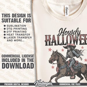 Op de afbeelding: Cr&egrave;mekleurig T-shirt met een skeletcowboy op een paard en de tekst "Howdy Halloween". Het ontwerp bevat rode sterren en tekst die de geschiktheid voor verschillende printmethoden aangeeft. De tekst "Commercial License Included in the Download" is ook aanwezig.