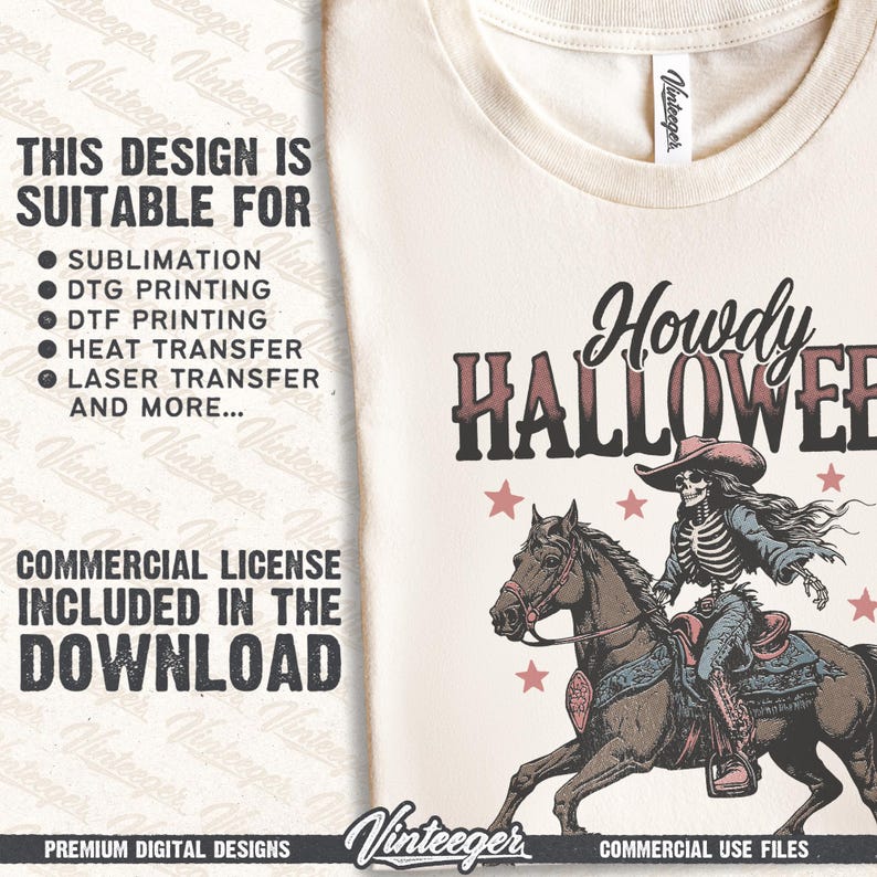 Op de afbeelding: Cr&egrave;mekleurig T-shirt met een skeletcowboy op een paard en de tekst "Howdy Halloween". Het ontwerp bevat rode sterren en tekst die de geschiktheid voor verschillende printmethoden aangeeft. De tekst "Commercial License Included in the Download" is ook aanwezig.