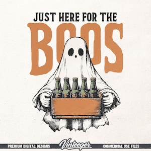 Op de afbeelding: Een Halloween-illustratie toont een spook met een houten kist vol bierflessen. De oranje tekst erboven luidt "JUST HERE FOR THE BOOS". Het ontwerp heeft een vintage, distressed uitstraling, perfect voor Halloween.